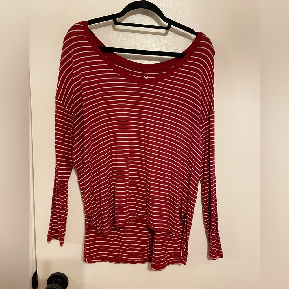 Fun & flowy AEO long sleeve v-neck